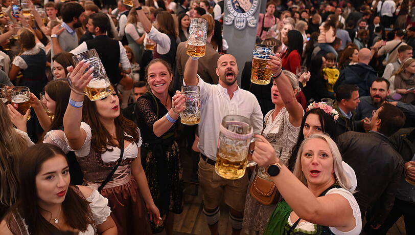 Wer auf der Wiesn Menschen mit Maske sucht, muss Geduld haben, zeigt der AZ-Check.