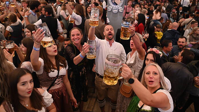 Wer auf der Wiesn Menschen mit Maske sucht, muss Geduld haben, zeigt der AZ-Check.