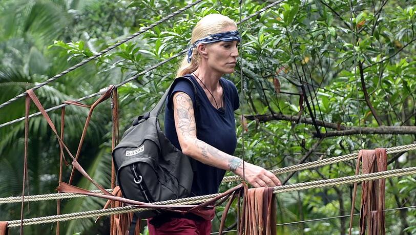 Sarah Kern musste unfreiwillig im Camp ihre Sachen packen. Sarah Kern musste unfreiwillig im Camp ihre Sachen packen.