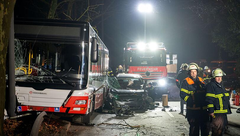 Auf der Flucht geriet der Wagen zwischen einen Linienbus und ein weiteres Fahrzeug und wurde dabei eingeklemmt.