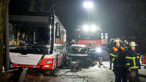 Auf der Flucht geriet der Wagen zwischen einen Linienbus und ein weiteres Fahrzeug und wurde dabei eingeklemmt.