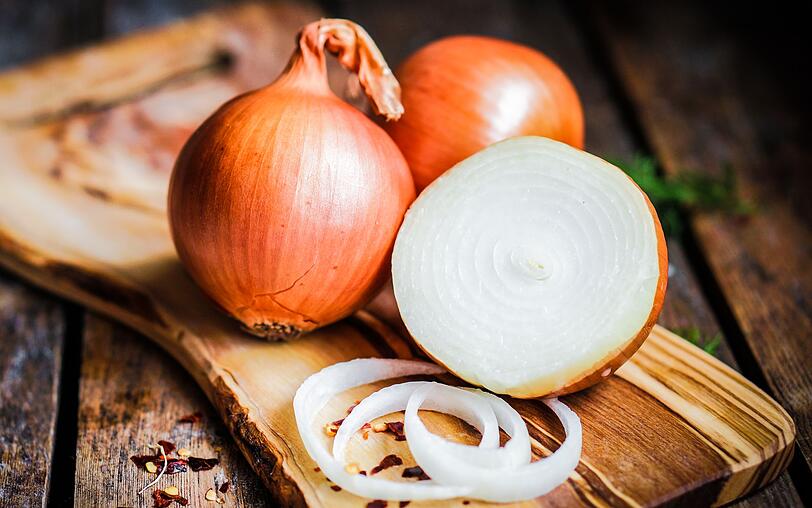 Kochen ohne Zwiebeln? Fast unvorstellbar! Für Hobby- und Spitzenköche bildet das Gemüse die Grundlage für viele köstliche Suppen und Soßen. Doch nicht nur zum Kochen eignet sich die Zwiebel hervorragend, die tolle Knolle hilft auch gegen Husten und kann sogar Eier färben ... Kochen ohne Zwiebeln? Fast unvorstellbar! Für Hobby- und Spitzenköche bildet das Gemüse die Grundlage für viele köstliche Suppen und Soßen. Doch nicht nur zum Kochen eignet sich die Zwiebel hervorragend, die tolle Knolle hilft auch gegen Husten und kann sogar Eier färben ...