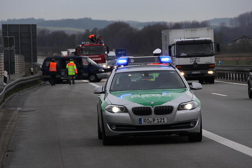 Bei dem schweren Unfall auf der A94 bei Ampfing werden die zwei Fahrer verletzt.