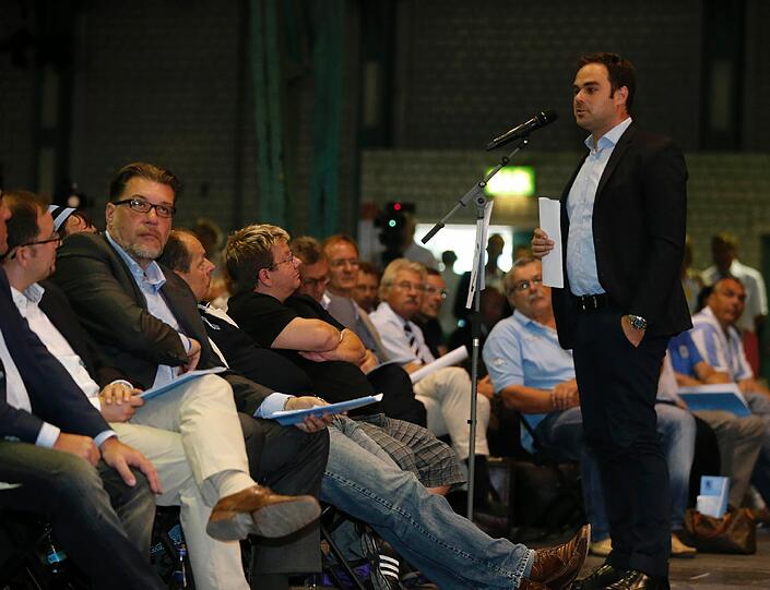 Es gibt viel Redebedarf und Nachfragen, denen sich Robert Schäfer stellen muss.