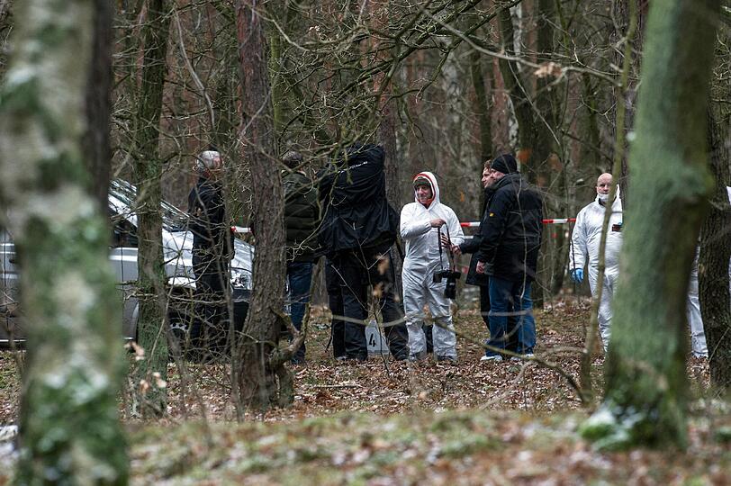 Kriminaltechniker sichern in Berlin in einem Waldstück an der Bärenlauchstraße Spuren. Dort hatten am Morgen Spaziergänger die Leiche der Frau gefunden.