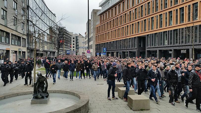 Amateur-Derby: FC Bayern II gegen den TSV 1860 II - Fans treffen sich in den Innenstadt. Die Bilder...