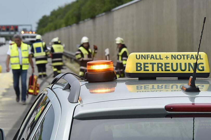 Schwerer Unfall auf der A94: Ein Mercedes-Sportwagen schoss einen Renault ab. Die Bilder von der Unfallstelle!