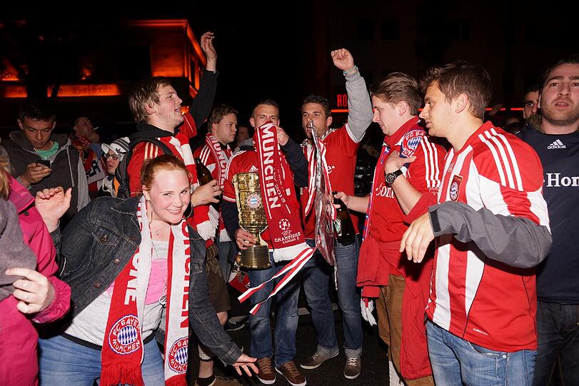 Auf der Leopoldstraße in München feiern Fans des FC Bayern München den Sieg im DFB-Pokal gegen den VfB Stuttgart.