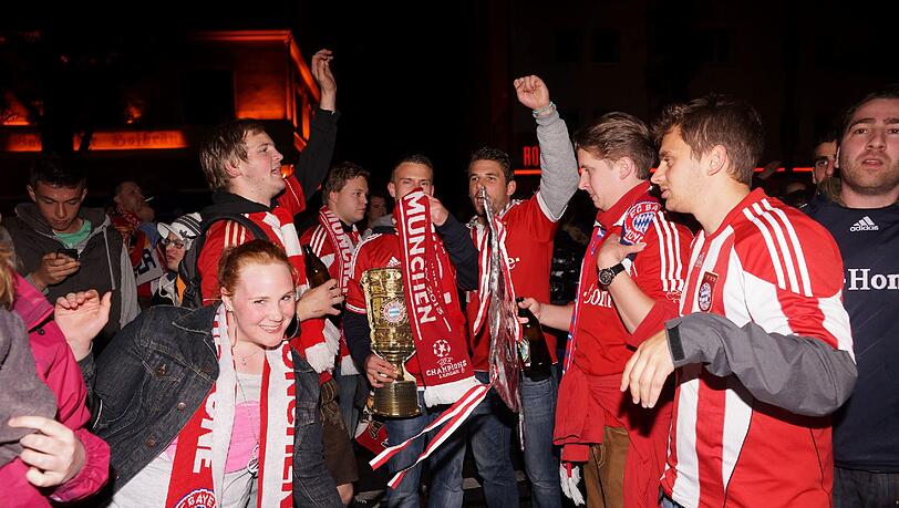 Auf der Leopoldstraße in München feiern Fans des FC Bayern München den Sieg im DFB-Pokal gegen den VfB Stuttgart. Auf der Leopoldstraße in München feiern Fans des FC Bayern München den Sieg im DFB-Pokal gegen den VfB Stuttgart.