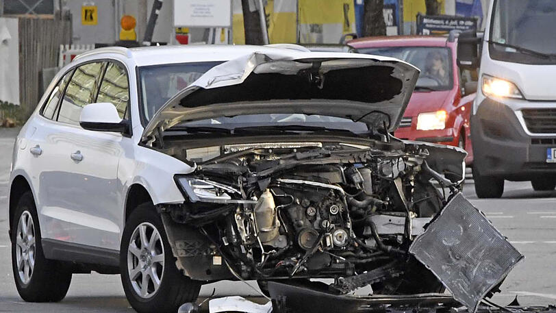 Bei einem Unfall in Obersendling wurden ein Ford Mustang und ein Audi schwer beschädigt. Die Fotos von der Unfallstelle.