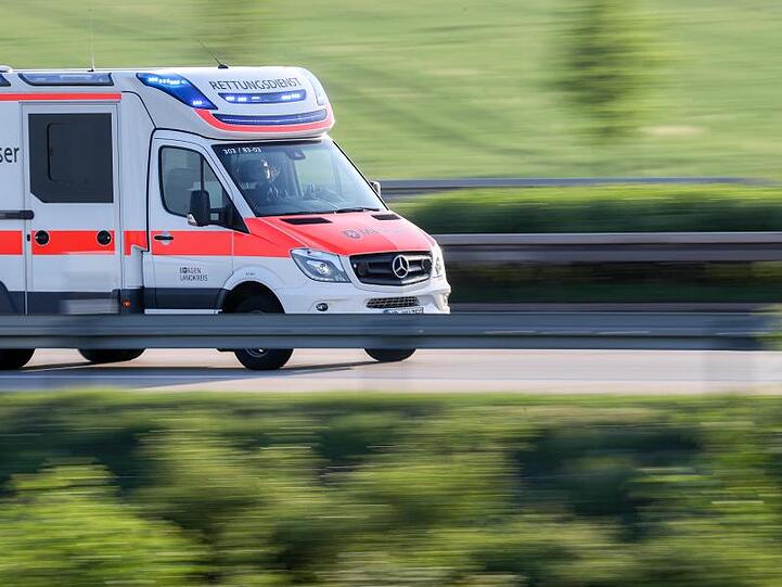 Ein Krankenwagen ist im Einsatz. Foto: Jan Woitas/zb/dpa/Symbolbild