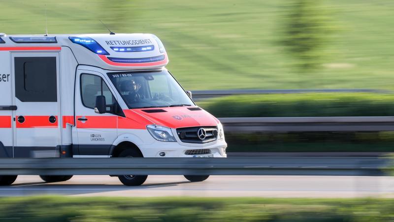 Ein Krankenwagen ist im Einsatz. Foto: Jan Woitas/zb/dpa/Symbolbild Ein Krankenwagen ist im Einsatz. Foto: Jan Woitas/zb/dpa/Symbolbild
