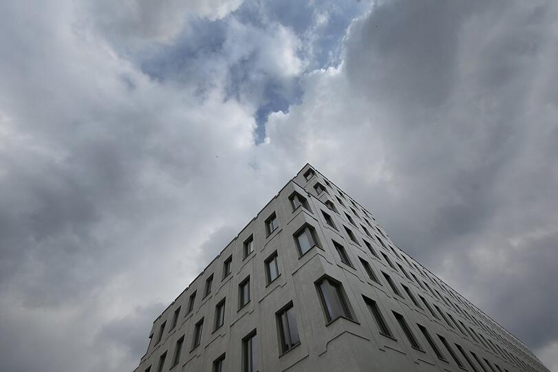 Nüchterner Ausblick: der Neubau des Regerhofs vor dunklen Wolken.