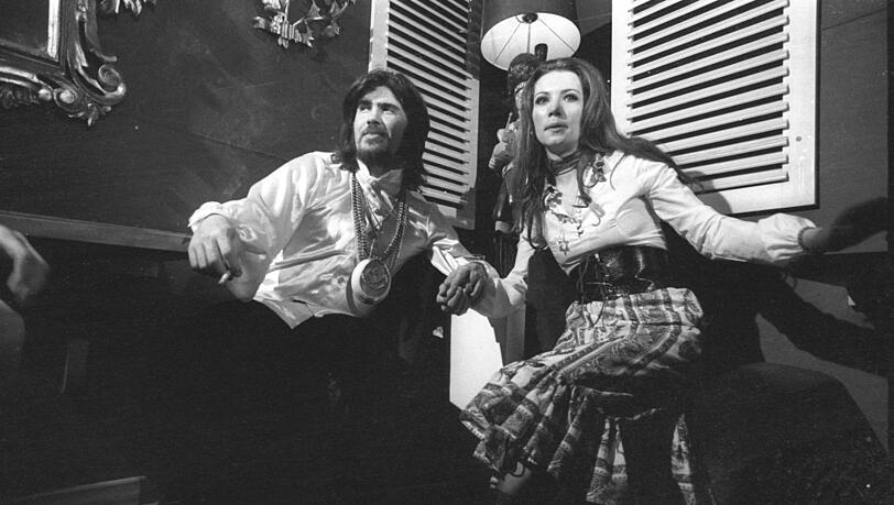 Sänger Abi Ofarim († 2018) Ofarim 1973 in der Diskothek "Tilbury" im Platzl. An seiner Seite: Schauspielerin Iris Berben. Sänger Abi Ofarim († 2018) Ofarim 1973 in der Diskothek "Tilbury" im Platzl. An seiner Seite: Schauspielerin Iris Berben.