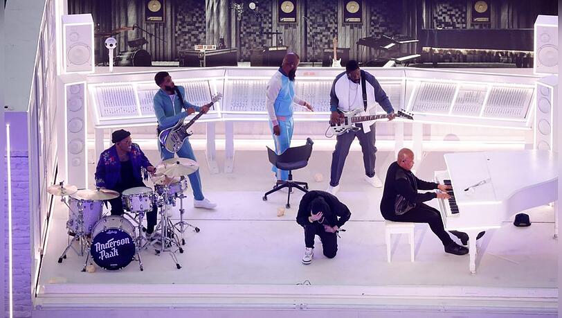 Eminems Kniefall bei der Super-Bowl-Halbzeitshow im SoFi-Stadion in Los Angeles.