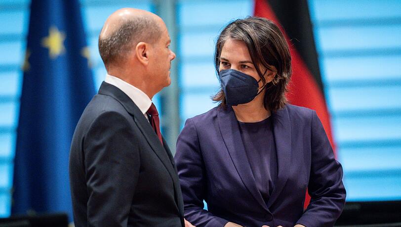 Olaf Scholz und Annalena Baerbock im Kanzleramt. Die deutsche Außenministerin wird in die Ukraine reisen.