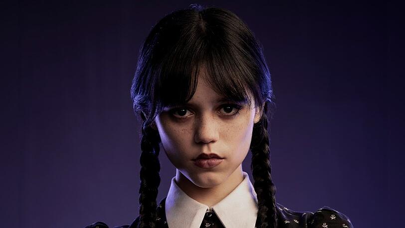 Im Mittelpunkt der Serie steht das Leben der titelgebenden "Addams Family"-Tochter "Wednesday", gespielt von Jenna Ortega.