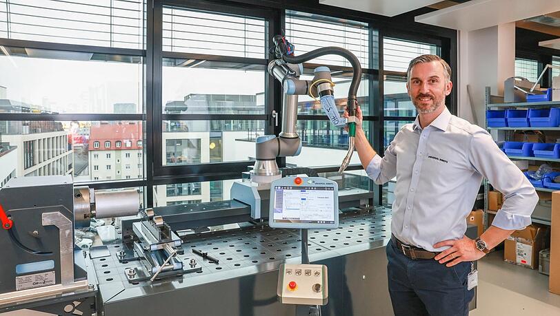 Andrea Alboni ist General Manager für Westeuropa bei Universal Robots. Der sogenannte Cobot UR10e wurde durch einen Aufsatz zum Schweiß-Roboter. Bedient wird er über ein Touchpad. Alboni ist überzeugt, dass eine Lösung des Fachkräftemangels im Einsatz von Robotern liegt.