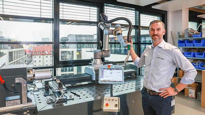 Andrea Alboni ist General Manager für Westeuropa bei Universal Robots. Der sogenannte Cobot UR10e wurde durch einen Aufsatz zum Schweiß-Roboter. Bedient wird er über ein Touchpad. Alboni ist überzeugt, dass eine Lösung des Fachkräftemangels im Einsatz von Robotern liegt.
