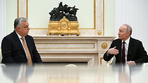 Kremlchef Wladimir Putin (r) und der ungarische Ministerpr&auml;sident Viktor Orban sprechen im Kreml auch &uuml;ber die neue Friedensinitiative von US-Pr&auml;sident Donald Trump f&uuml;r die Ukraine.