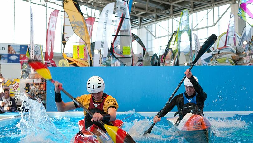 Noch nie in einem Kanu gesessen? Macht nix, Sie können das auf der Reisemesse f.re.e ausprobieren &ndash; im großen Wasserbecken in Halle 6. Profis führen hier auch Stand-Up&ndash;Paddling oder Kanu-Polo vor.