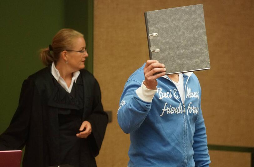 Kamerascheu: Bankräuber Paun O. vor dem Münchner Landgericht.