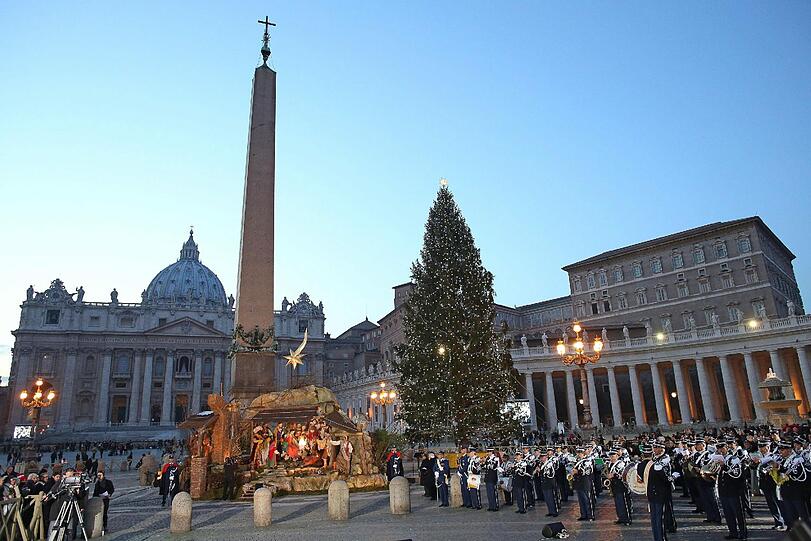 Papst Franziskus feiert im Petersdom in Rom erstmals die Christmette - die Bilder.