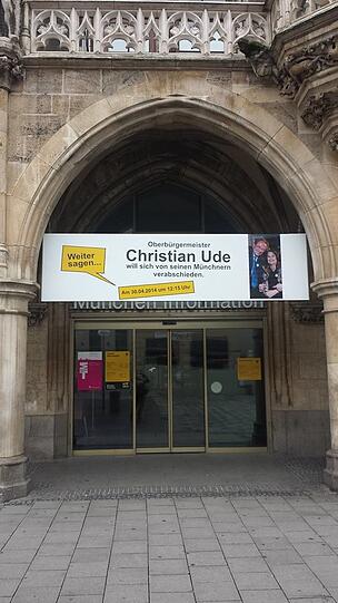Ude will nochmal allen Münchner, die wollen, die Hand schütteln. Um 12.15 Uhr begann die Veranstaltung am Marienplatz.