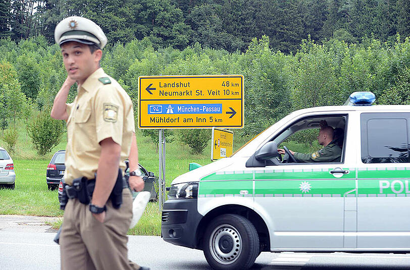 Sehen Sie in unserer Fotostrecke die Bilder vom Polizeieinsatz im Seniorenheim.