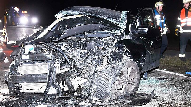 Frontalcrash: Beide Autos werden komplett zerstört.