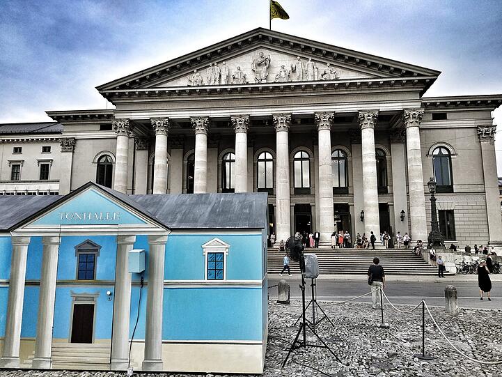 Die Tonhalle des Schweizers Ruedi Häusermann auf dem Max-Joseph-Platz vor dem Nationaltheater ist einer der Spielorte der Münchener Biennale. Ab Sonntag wird hier ein Stück für einen Schauspieler und ein Streichquartett gespielt.