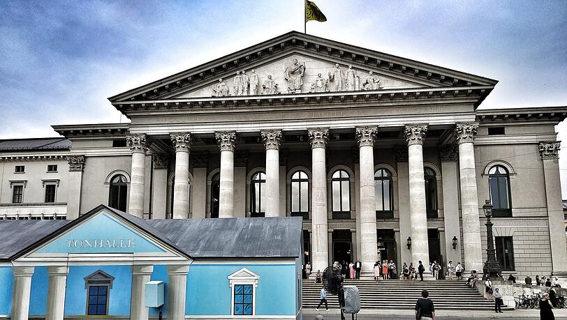 Die Tonhalle des Schweizers Ruedi Häusermann auf dem Max-Joseph-Platz vor dem Nationaltheater ist einer der Spielorte der Münchener Biennale. Ab Sonntag wird hier ein Stück für einen Schauspieler und ein Streichquartett gespielt. Die Tonhalle des Schweizers Ruedi Häusermann auf dem Max-Joseph-Platz vor dem Nationaltheater ist einer der Spielorte der Münchener Biennale. Ab Sonntag wird hier ein Stück für einen Schauspieler und ein Streichquartett gespielt.