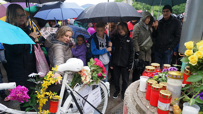Rund 250 Menschen haben am Dienstagabend um den getöteten Elfjährigen getrauert. Die emotionalen Bilder.
