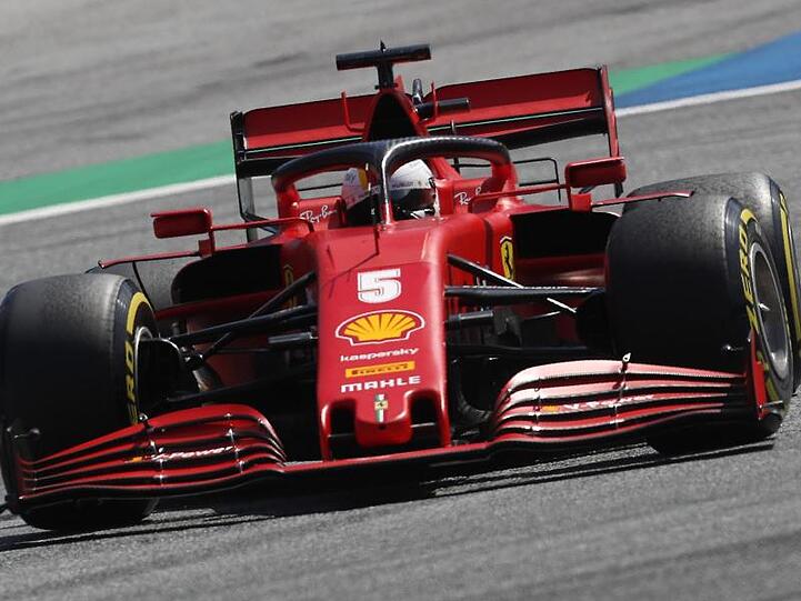 Sebastian Vettel vom Team Ferrari steuert im 2. Freien Training sein Auto auf der Rennstrecke in Spielberg.