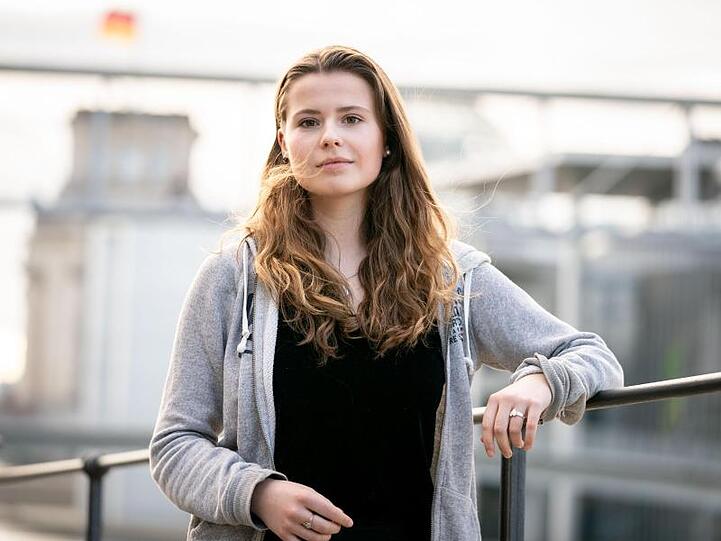 Die Klimaschutzaktivistin Luisa Neubauer von Fridays for Future bei einer Pressekonferenz zur Klage gegen das Klimapaket.