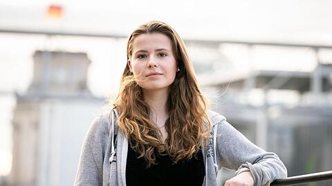 Die Klimaschutzaktivistin Luisa Neubauer von Fridays for Future bei einer Pressekonferenz zur Klage gegen das Klimapaket.