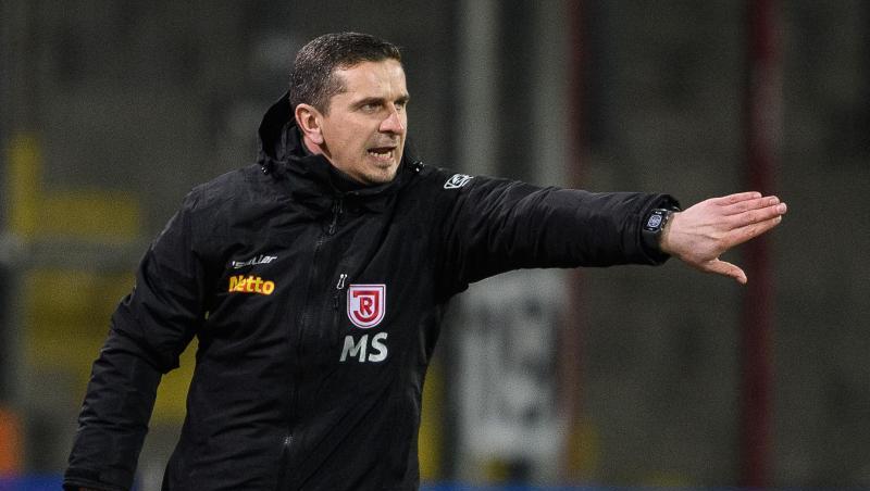 Regensburgs Trainer Mersad Selimbegovic gestikuliert am Spielfeldrand.