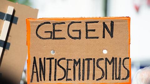 Das Archivfoto zeigt eine Kundgebung gegen Antisemitismus in Hannover.