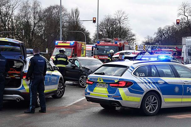 Der BMW-Fahrer wurde bei dem Unfall schwer verletzt und kam ins Krankenhaus. Der BMW-Fahrer wurde bei dem Unfall schwer verletzt und kam ins Krankenhaus.