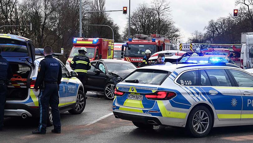 Der BMW-Fahrer wurde bei dem Unfall schwer verletzt und kam ins Krankenhaus.