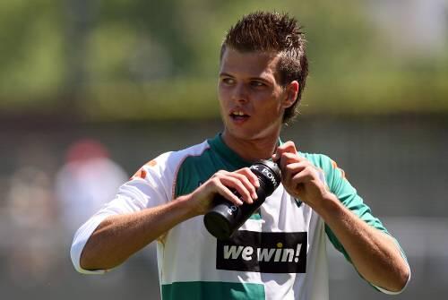 Ein Prosit auf den Club: Werder Bremens U19-Europameister Dennis Diekmeier will unbedingt zum 1. FCN und lehnte dafür sogar Angebote von Bundesligisten ab.