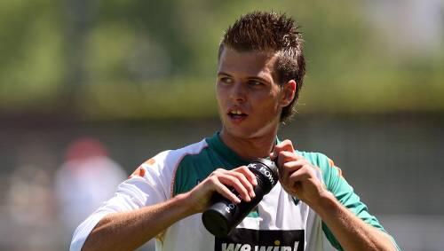 Ein Prosit auf den Club: Werder Bremens U19-Europameister Dennis Diekmeier will unbedingt zum 1. FCN und lehnte dafür sogar Angebote von Bundesligisten ab. Ein Prosit auf den Club: Werder Bremens U19-Europameister Dennis Diekmeier will unbedingt zum 1. FCN und lehnte dafür sogar Angebote von Bundesligisten ab.