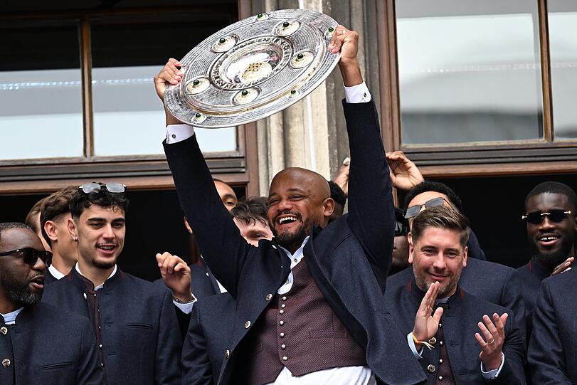 Vincent Kompany  jubelt auf dem Rathausbalkon mit der Meisterschale.