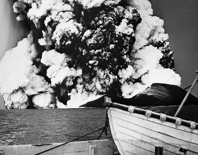 Surtsey ist eine nach einer Ausbruchsserie entstandene Vulkaninsel, die im Atlantischen Ozean, etwa 30 Kilometer vor der Südküste Islands liegt. Die Insel ist noch relativ jung, denn der Unterwasservulkan ließ das Eiland erst 1963 (Bild) an die Wasseroberfläche treten. Surtsey ist eine nach einer Ausbruchsserie entstandene Vulkaninsel, die im Atlantischen Ozean, etwa 30 Kilometer vor der Südküste Islands liegt. Die Insel ist noch relativ jung, denn der Unterwasservulkan ließ das Eiland erst 1963 (Bild) an die Wasseroberfläche treten.