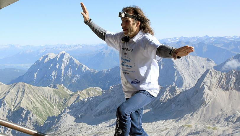 Freddy Nock bei seinem ersten Gang auf einem Kabel der Zugspitzbahn 2009. Foto: dpa Freddy Nock bei seinem ersten Gang auf einem Kabel der Zugspitzbahn 2009. Foto: dpa