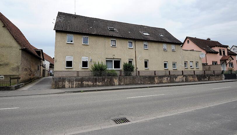 Das Wohnhaus in Hassmersheim, in der eine Familie wohnt, die eine zwanzigjährige Frau über ein Jahr gegen ihren Willen festgehalten und misshandelt haben soll.