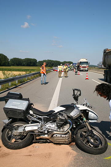 Schwerer Motorradunfall auf der A94 Richtung München: Ein 48-jähriger Motorradfahrer kommt ins Schleudern und stürzt. Er verletzt sich so schwer, dass er noch vor Ort stirbt.