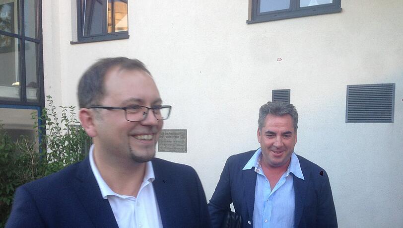 Erik Altmann (l.) und Peter Helfer nach den Gesprächen an der Grünwalder Straße. Erik Altmann (l.) und Peter Helfer nach den Gesprächen an der Grünwalder Straße.