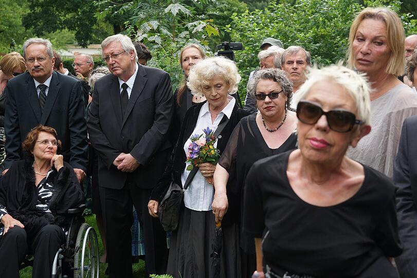 Beerdigung von der Schwabinger Gisela. Die Bilder!