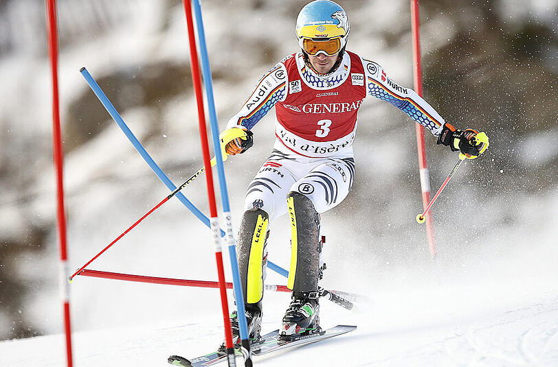 Felix Neureuther auf seiner Fahrt im ersten Durchgang des Slaloms von Val d'Isére.